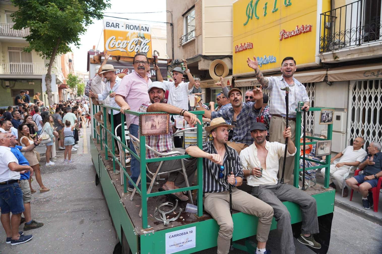 El Grau da inicio a las fiestas de Sant Pere con pólvora, bous y música