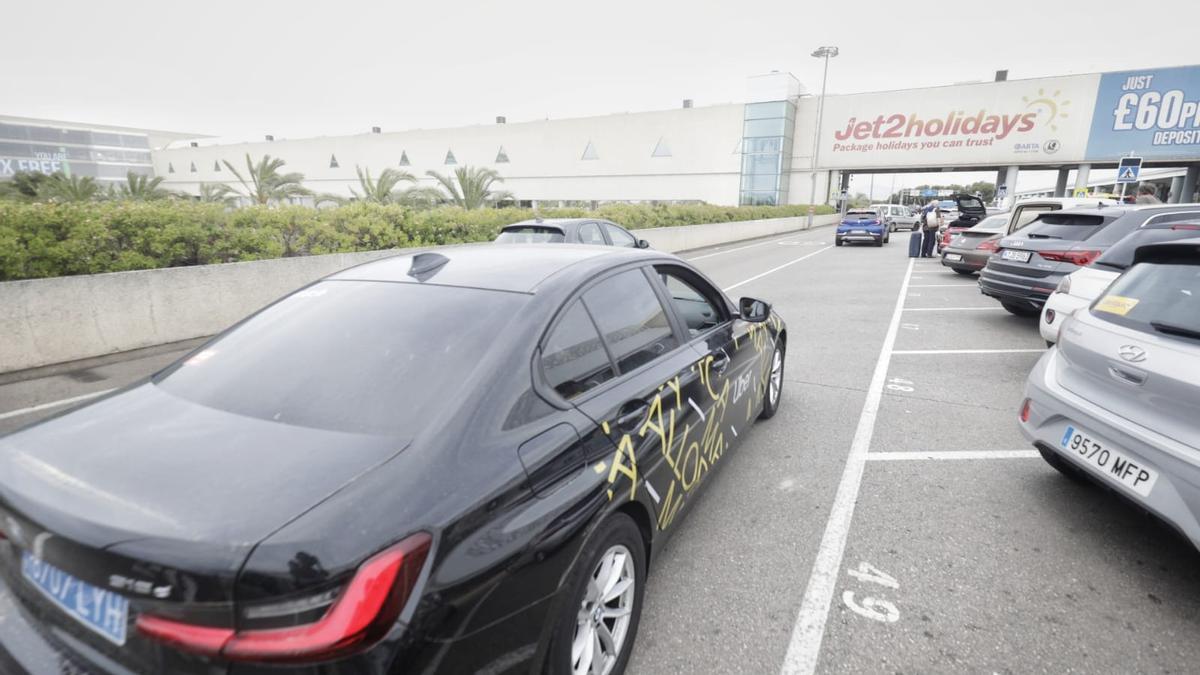 Un vehículo de Uber llega esta mañana a la terminal de salidas del aeropuerto de Palma