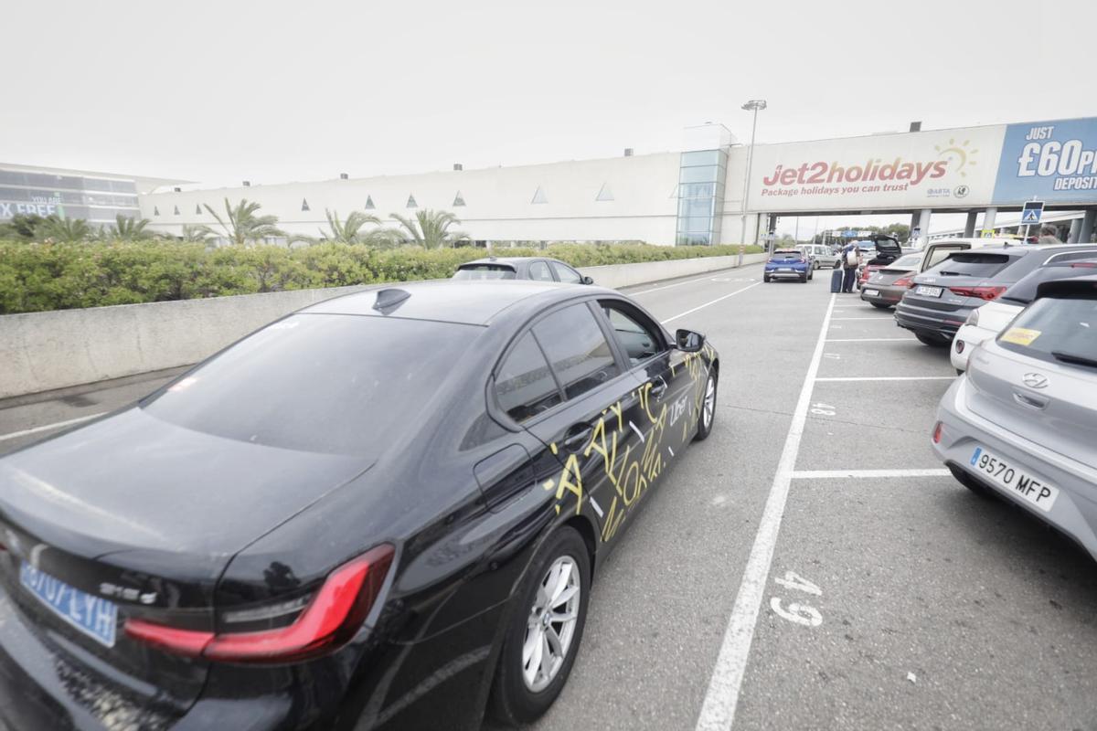Un vehículo de Uber llega esta mañana a la terminal de salidas del aeropuerto de Palma