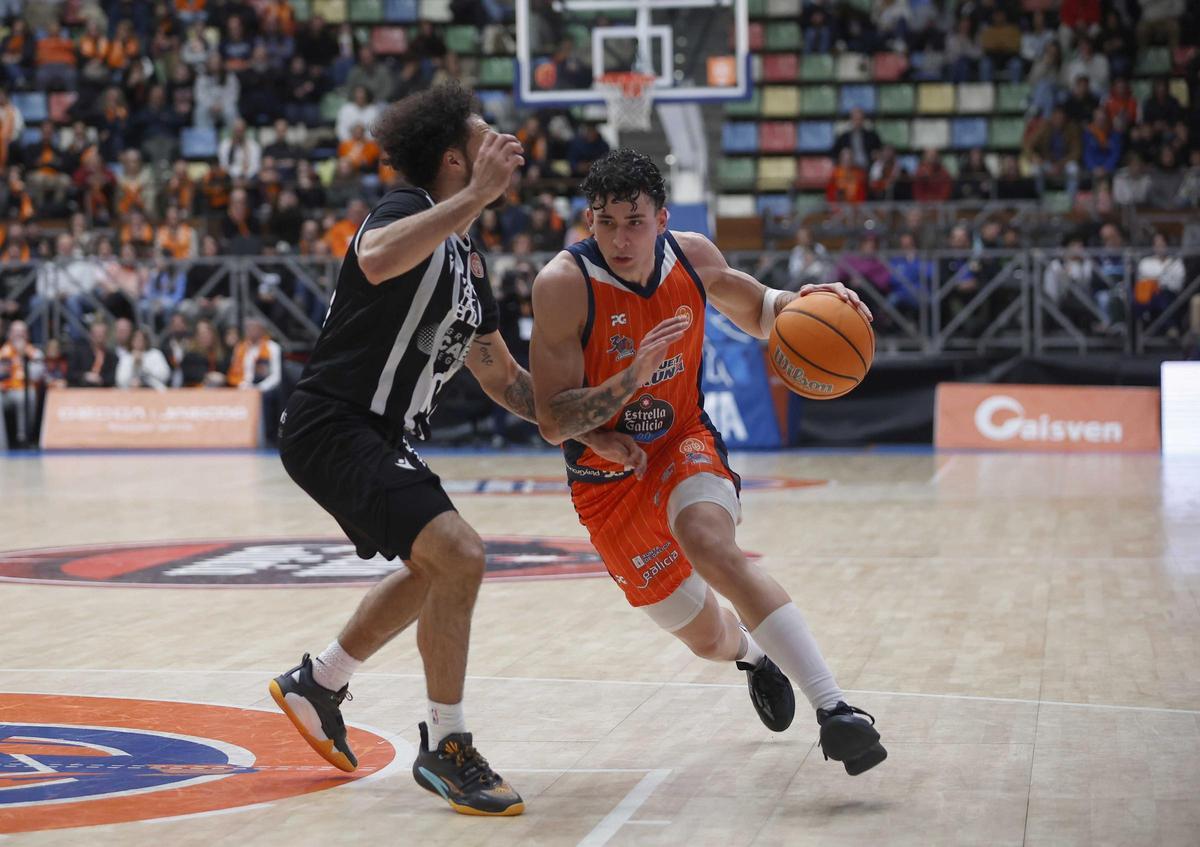 Caio Pacheco entra a canasta en el partido contra el Cartagena en el Coliseum.