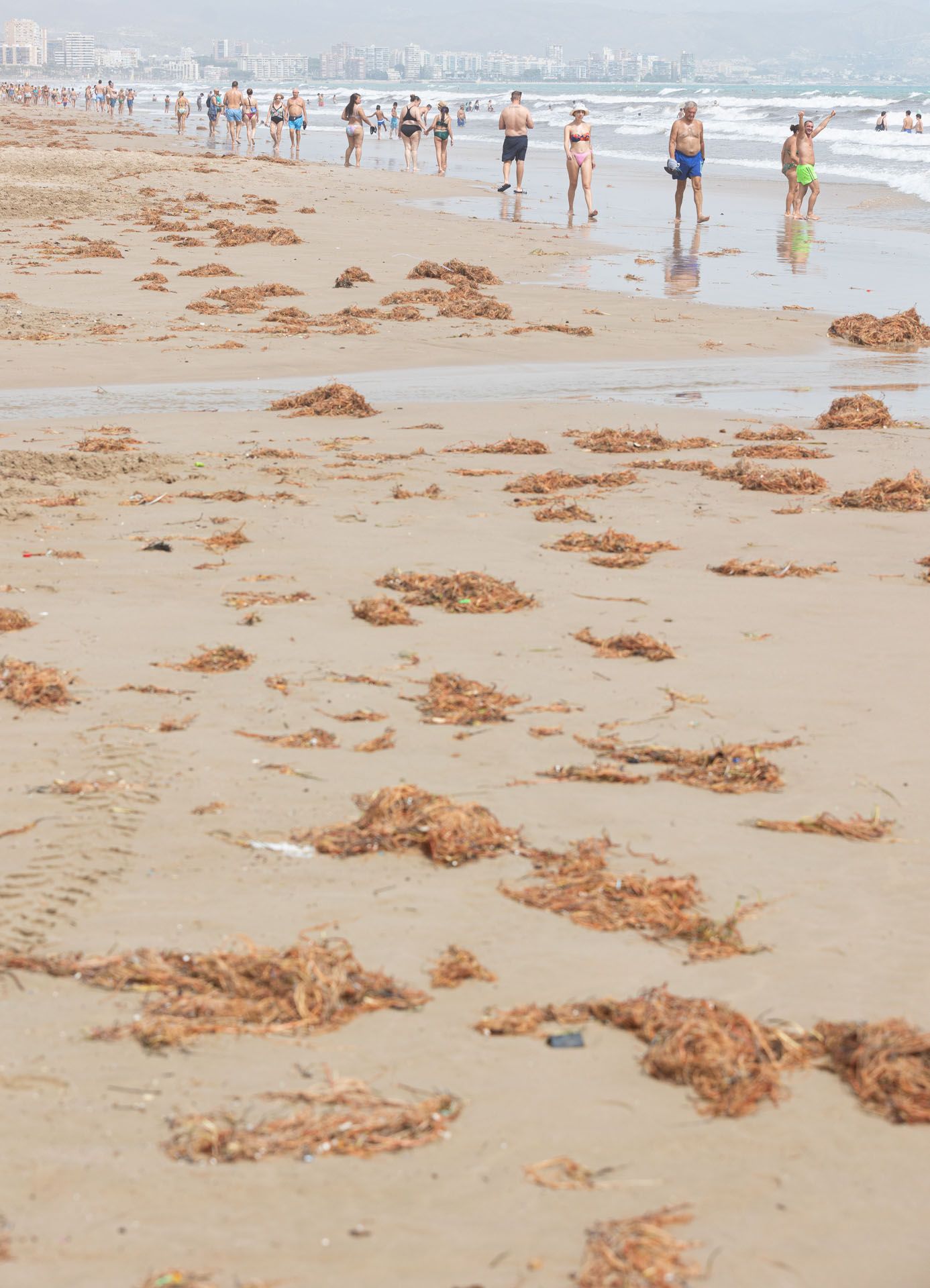 Los efectos del temporal continuan siendo visibles en Playa de San Juan