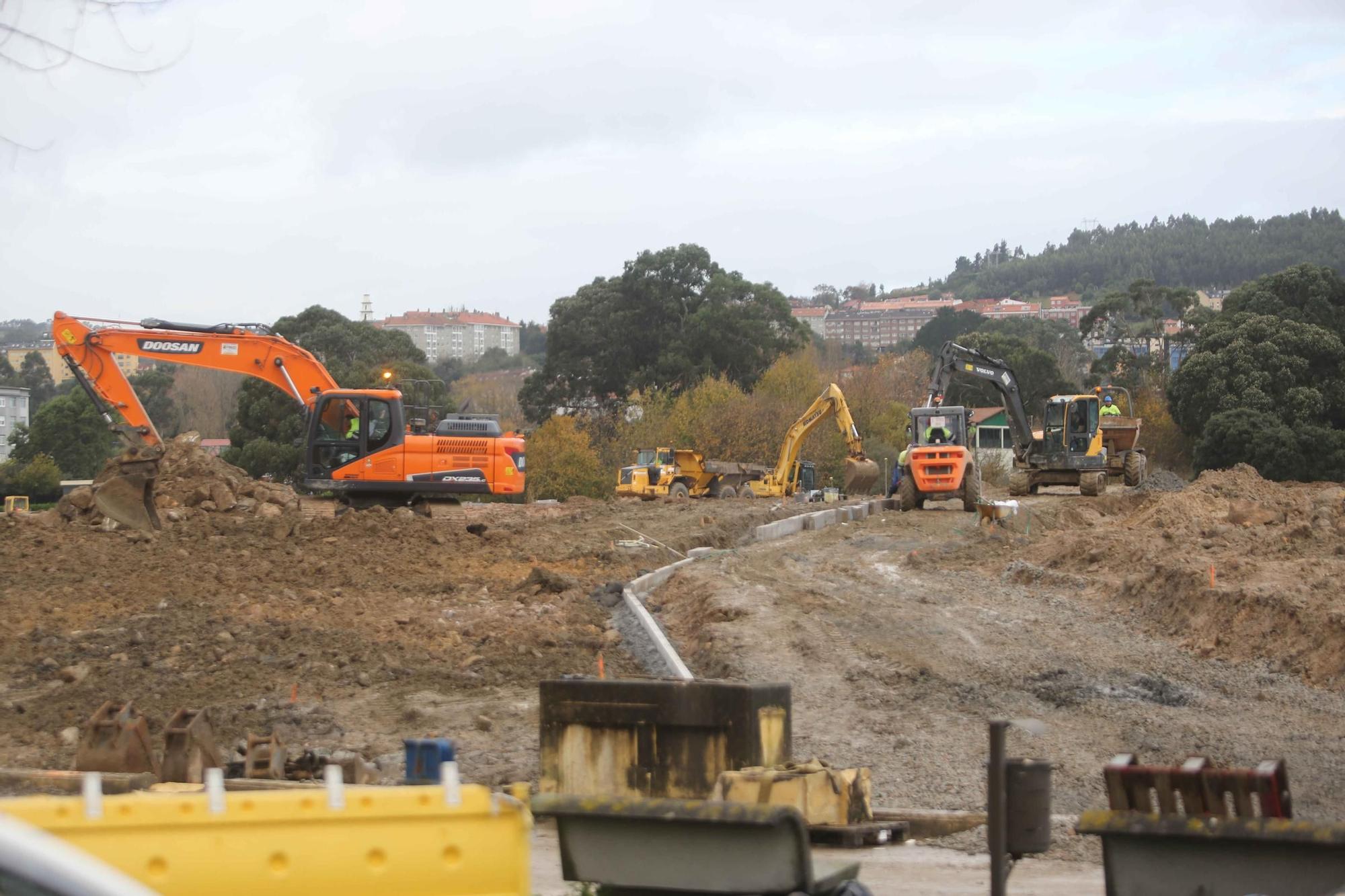 Visita de autoridades a las obras de regeneración de la ría de O Burgo