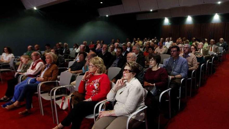 De izquierda a derecha, Ángel Lago, Alfonso Arteseros y Julio García, ayer, en el Club Prensa Asturiana.