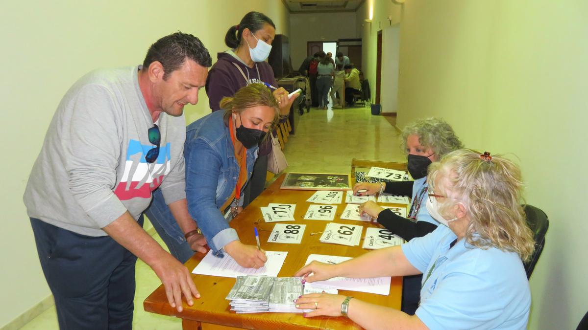 Socios firmando la normativa que regula la instalación de casetas