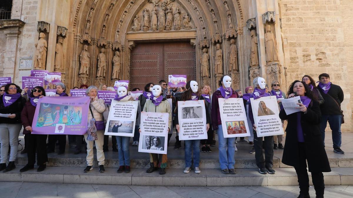Feministas católicas celebran una concentración ante la Catedral