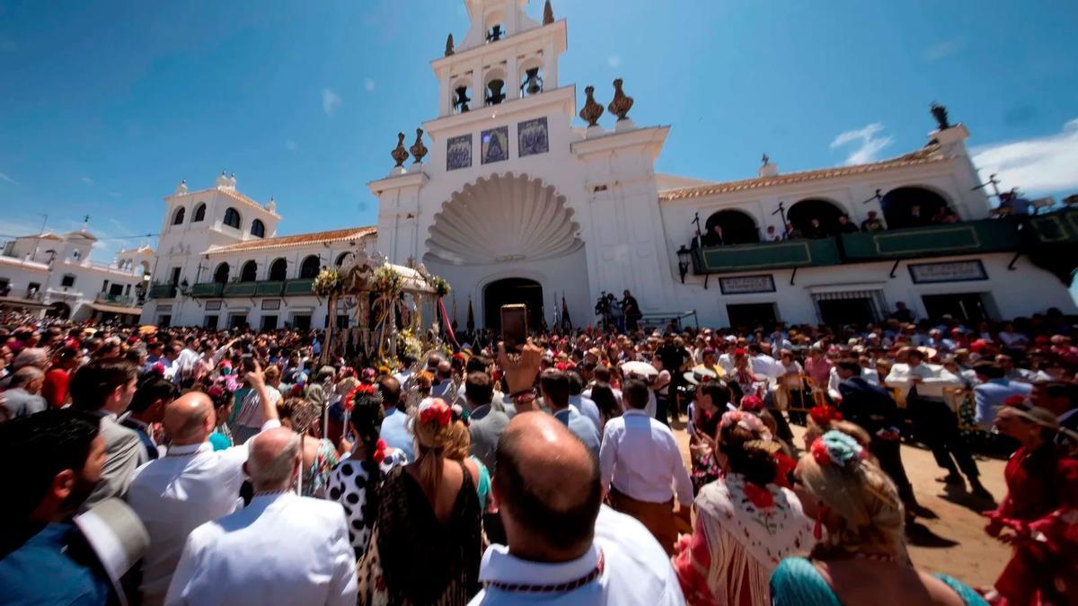 Presentación de las hermandades en El Rocío durante la romería.