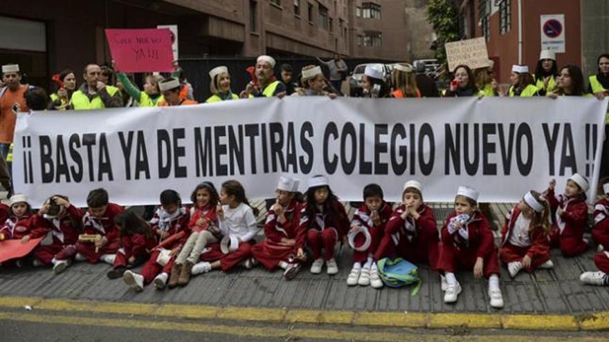 Alumnos, padres y profesores protestan ante la Dirección Territorial de Educación de Las Palmas, ayer. | josé carlos guerra