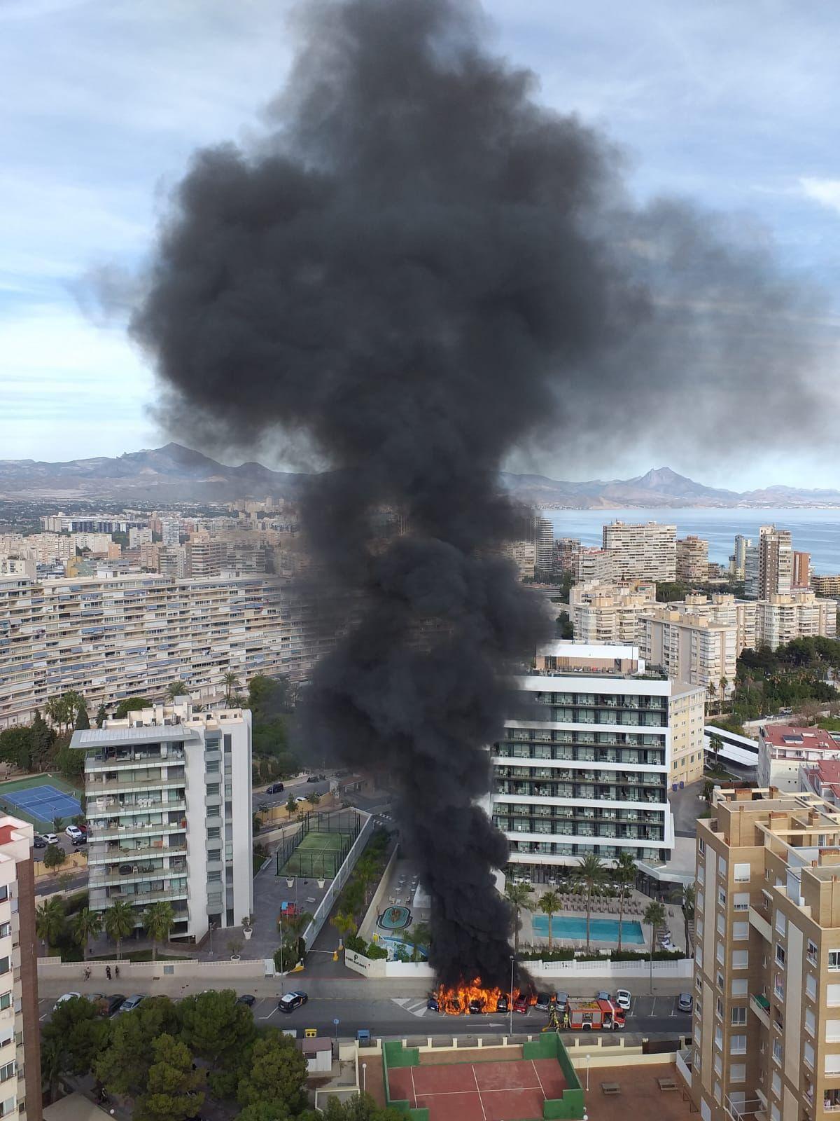 La columna de humo era visible desde lejos.