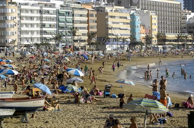 METEOROLOGIA. TIEMPO CALUROSO EN LA PLAYA DE LAS ...