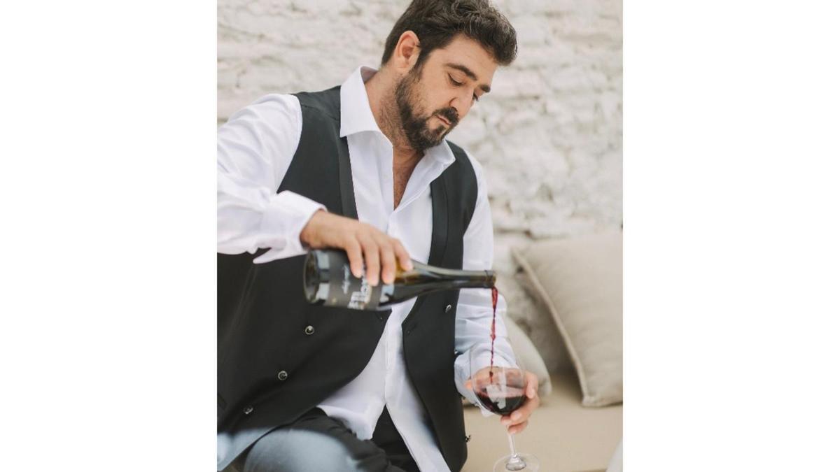 Antonio Orozco, con su vino, Pedacitos de ti 2019 (Dominio de Tares)
