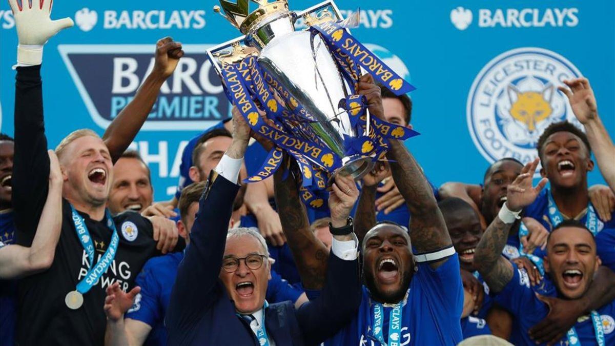Ranieri levanta el título de la Premier League con los jugadores del Leicester