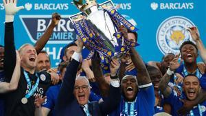 Ranieri levanta el título de la Premier League con los jugadores del Leicester
