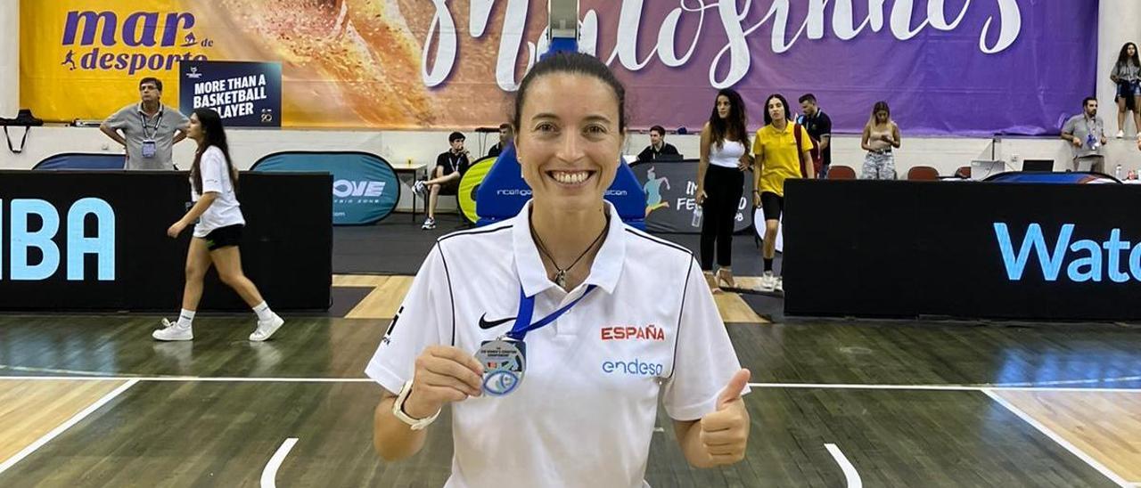 Mireia Capdevila, con la medalla de plata conquistada en el Europeo sub 16 femenino de baloncesto.