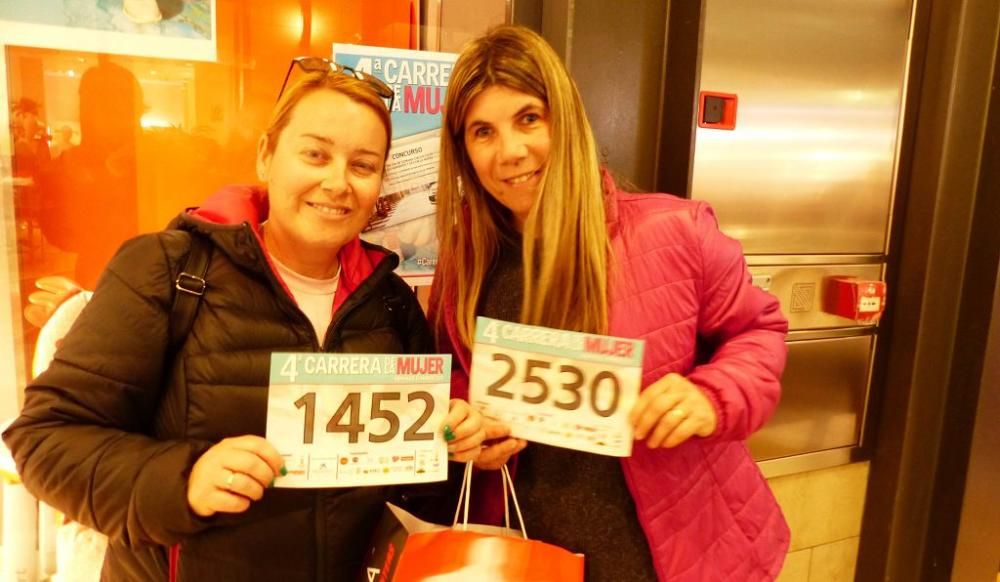 Recogida de dorsales en el Thader para la IV Carrera de la Mujer