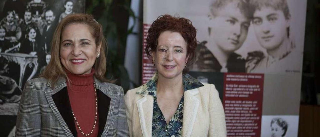 Sonnia Rivas-Caballero y Belén Yuste, en la inauguración de una exposición sobre Marie Curie el año pasado en el Instituto del Carbón en Oviedo.