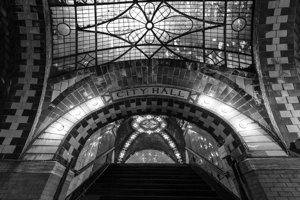 Cuando el Metro de Nueva York empezó a ampliar las líneas para adaptarlas a los nuevos trenes, esta estación quedó descartada de la ampliación debido a su arquitectura