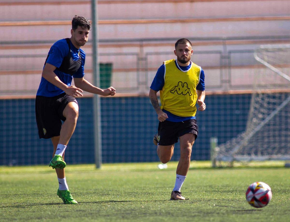 Uno de los entrenamientos de la semana sobre césped artificial en la Ciudad Deportiva Antonio Valls.