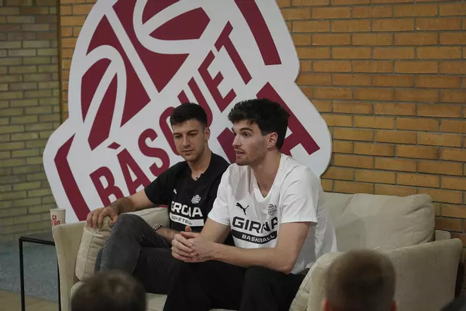 Les imatges de la trobada de Maxi Fjellerup i Pep Busquets amb aficionats infantils