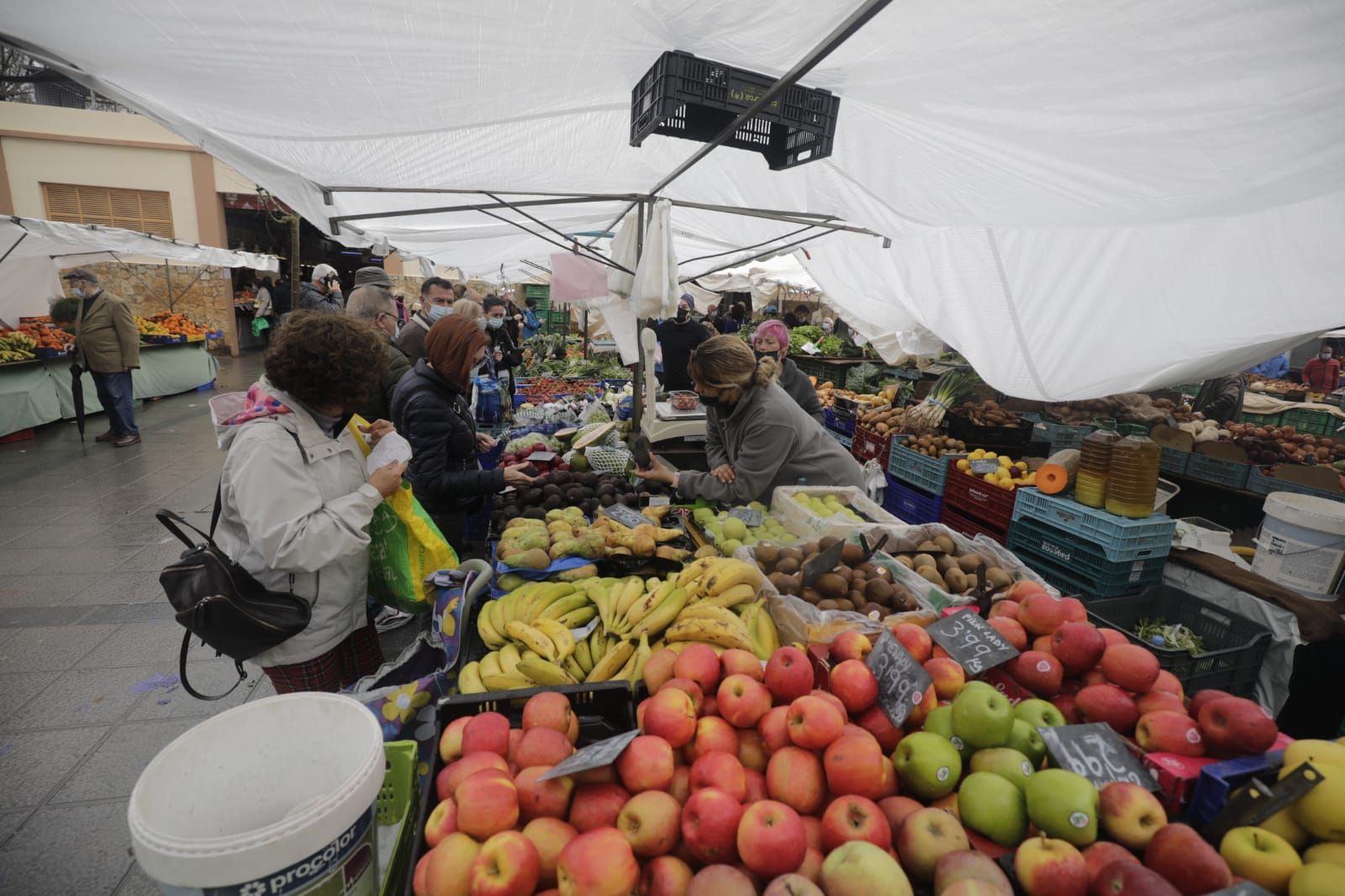 Sábado de compras en el mercado de Pere Garau de Palma