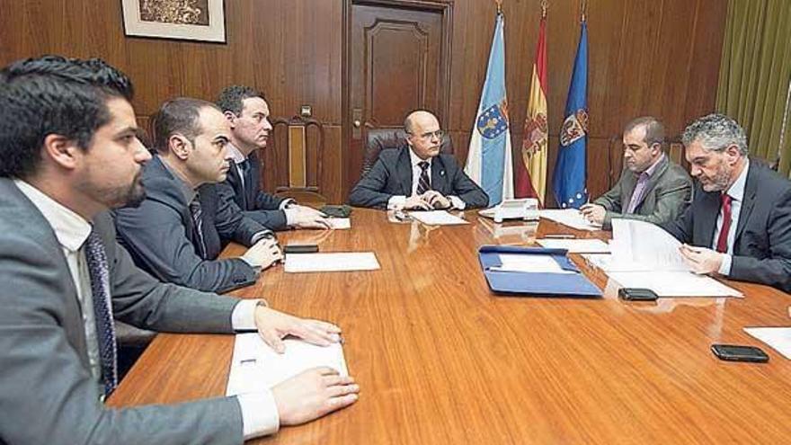 Los integrantes de la comisión de seguimiento, con el presidente Manuel Baltar al fondo. // Iñaki Osorio