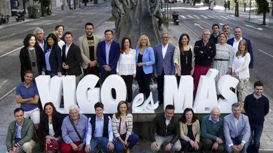 Elena Muñoz, junto a las personas que forman su candidatura.