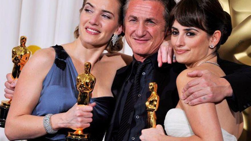 El actor estadounidense Sean Penn, la actriz británica Kate Winslet y la española Penélope Cruz posan para los fotógrafos tras ganar un Oscar