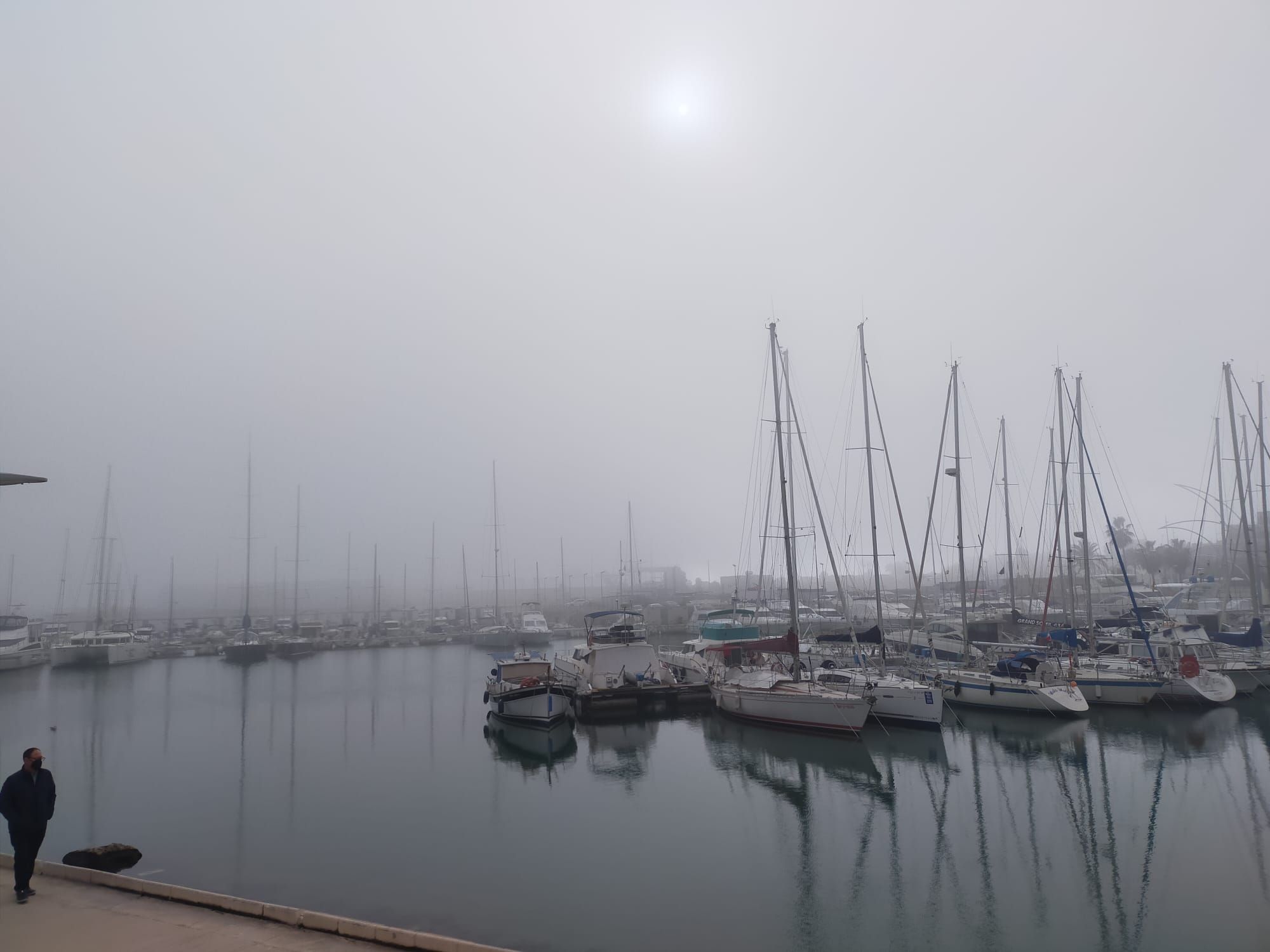 La playa de Gandia desaparece entre la niebla