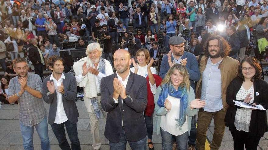 De izquierda a derecha, Xulio Ferreiro, Jorge Suárez, Xosé Manuel Beiras, Luís Villares, Yolanda Díaz, Martiño Noriega, Carmen Santos, Antón Sánchez y Paula Vázquez Verao en el cierre de campaña de 2016.