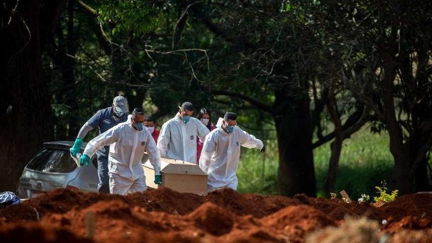 Traslado del cuerpo de un fallecido por coronavirus en un cementerio de São Paulo, en Brasil.