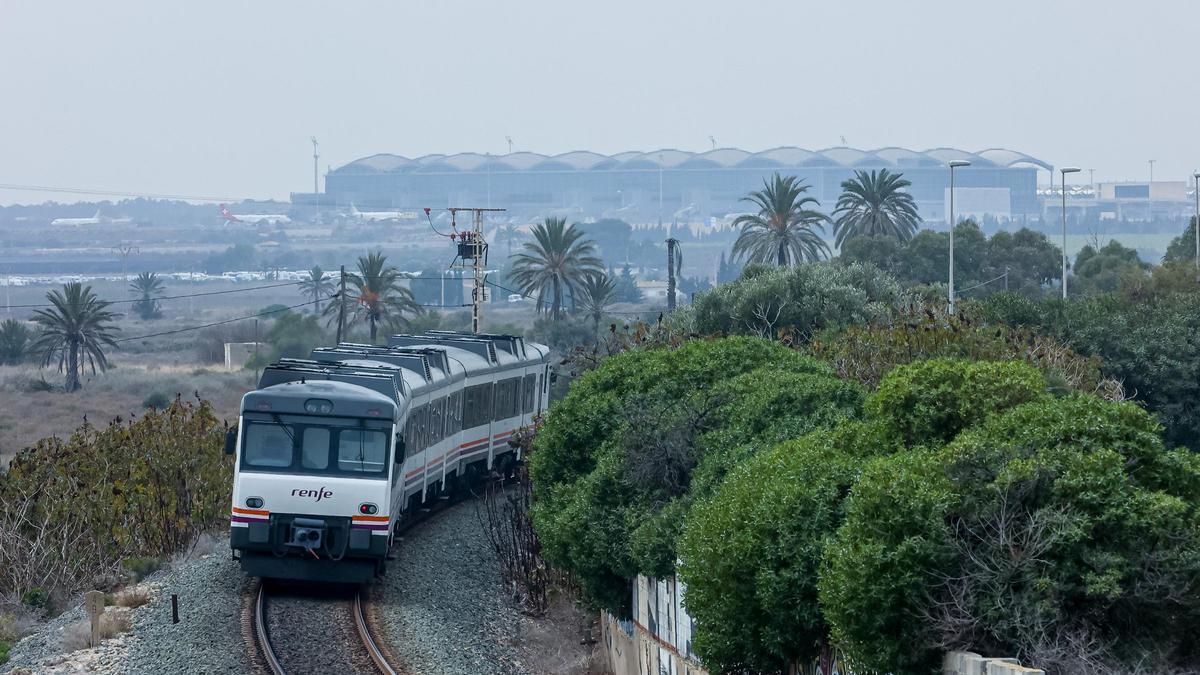 Un tren de cercanías circulando por las proximidades del aeropuerto a la altura de Torrellano.