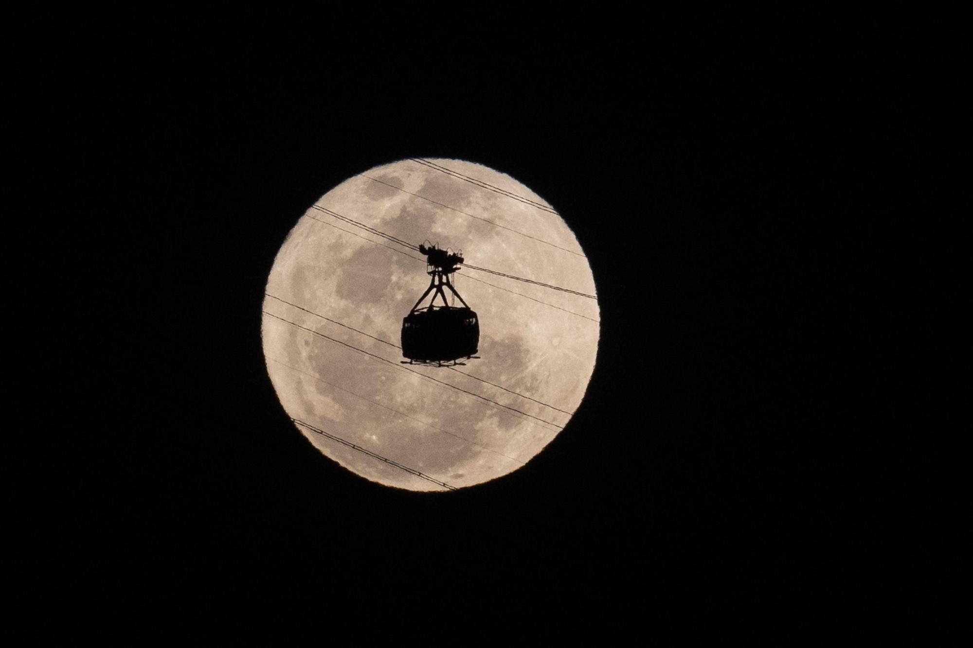 A cable car heads toward Sugarloaf Mountain as the supermoon rises into the night sky in Rio de Janeiro, Brazil, Monday, Aug 19, 2024. (AP Photo/Bruna Prado) Associated Press/LaPresse / EDITORIAL USE ONLY/ONLY ITALY AND SPAIN
