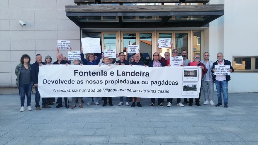 Vecinos claman &quot;justicia&quot; en el pleno de Culleredo tras veinte años sin sus pisos ni sus tierras en Vilaboa