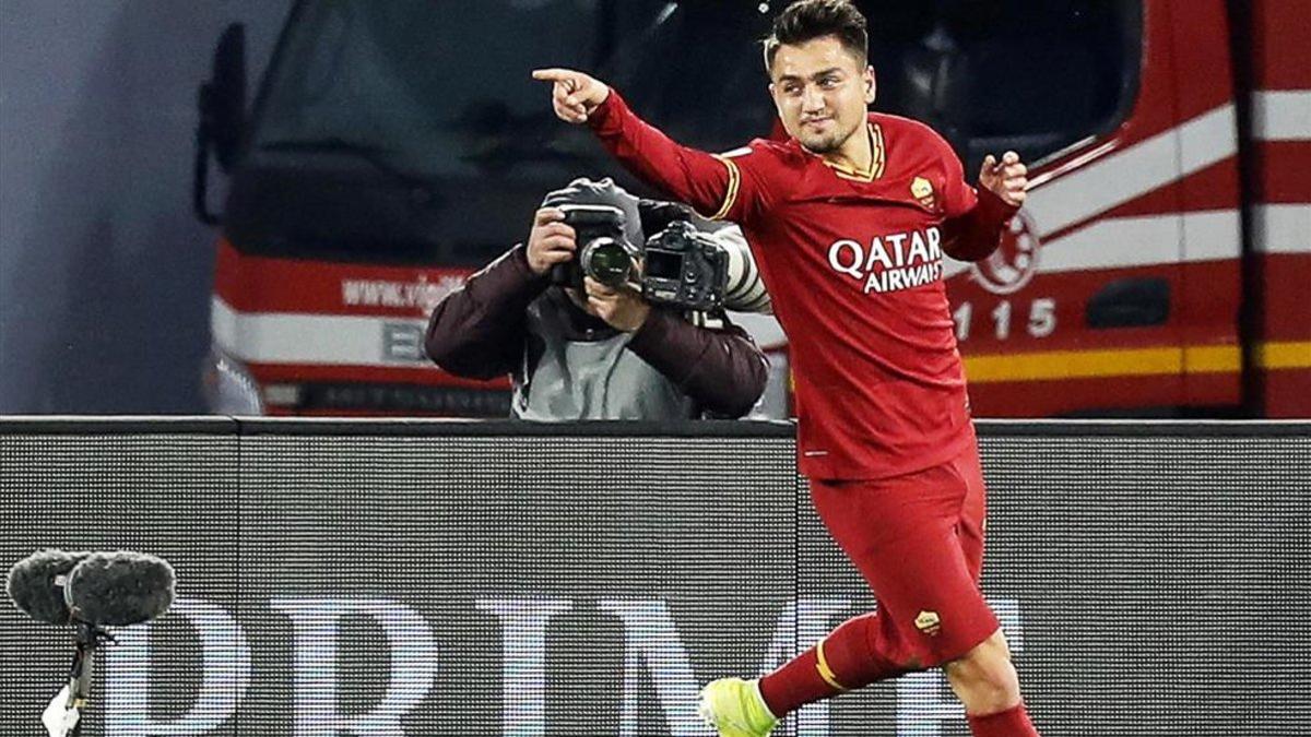 Cengiz Ünder celebra el primer gol de la Roma al Lecce