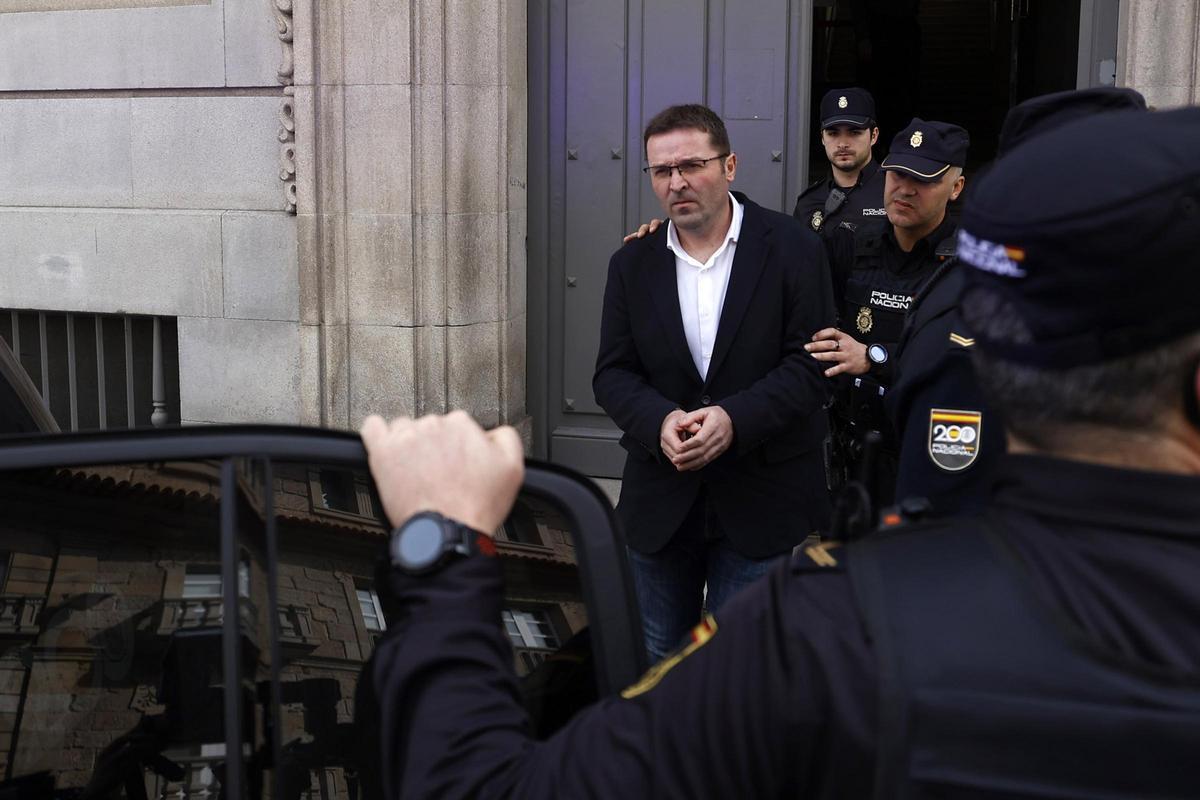 El autor del crimen de Jessica Méndez en Barro sale de la Audiencia de Pontevedra.