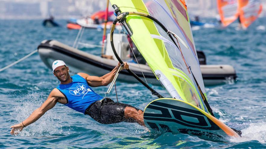 El alicantino Iván Pastor, tras clasificarse en Mallorca para la regata final del Europeo.