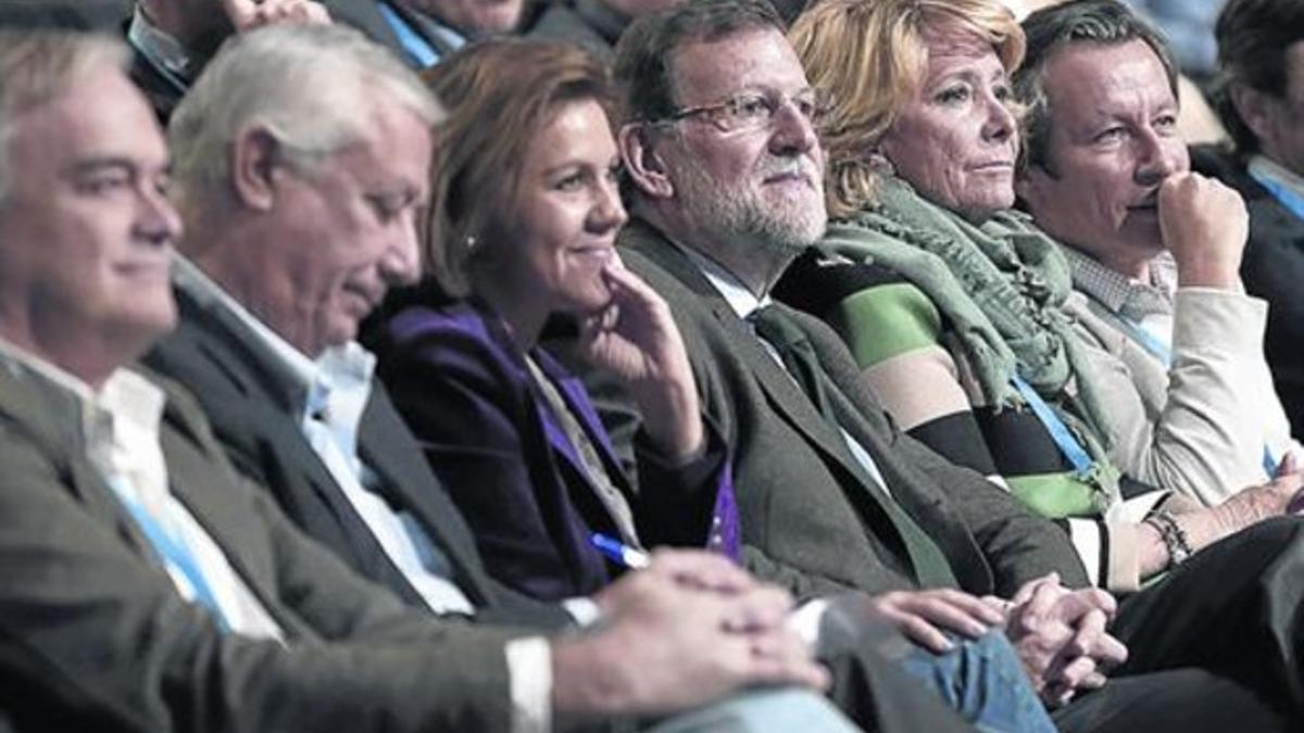 Mariano Rajoy, entre Esperanza Aguirre y María Dolores de Cospedal, ayer, en la convención del PP.