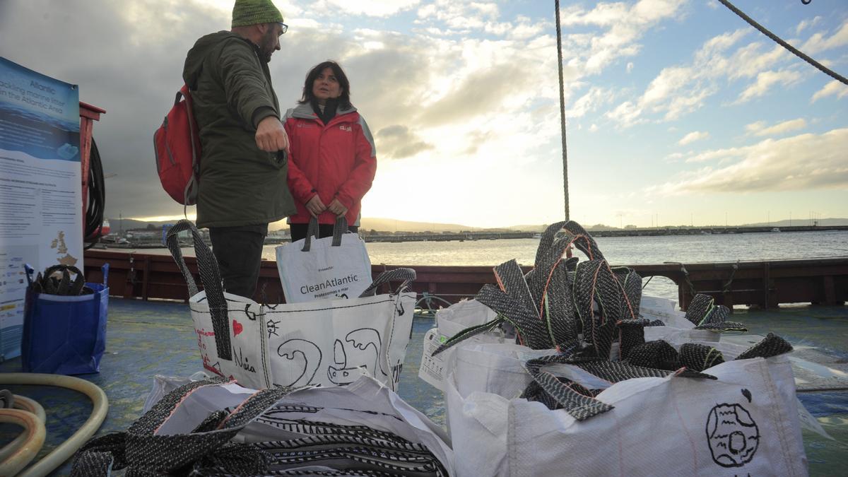 La directora del Intecmar, Covadonga Salgado, presentando el &quot;CleanAtlantic&quot;, en Cambados.