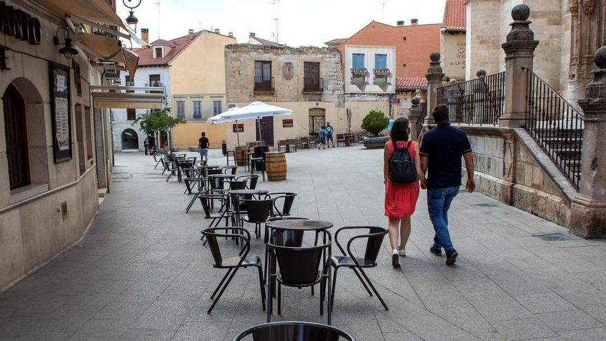 Una terraza vacía en Aranda de Duero.