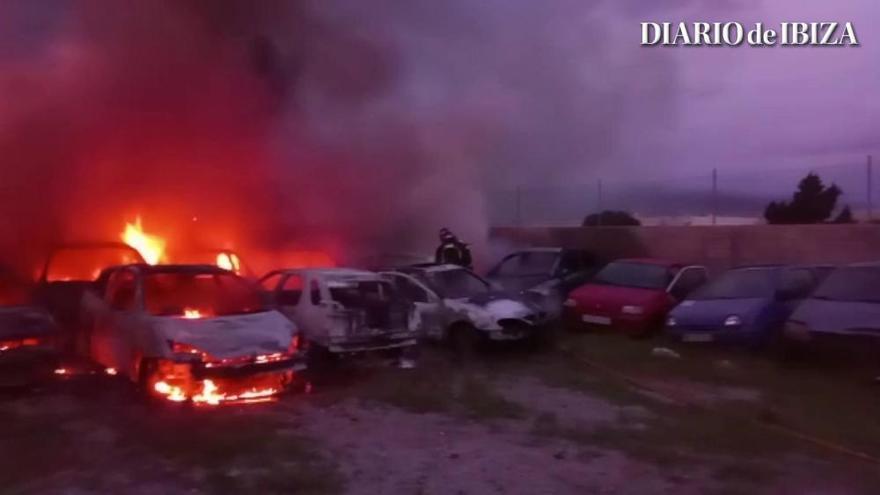 Incendio en el depósito de la policía Local de Sant Josep en Cala de Bou