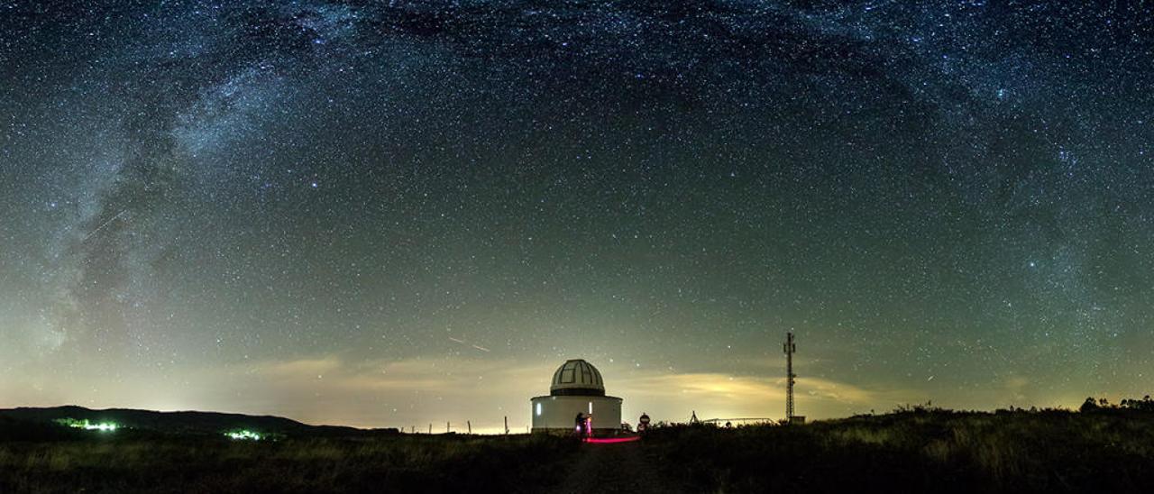 Panorámica  del Observatorio de Forcarei bajo la Vía Láctea. // Óscar Blanco