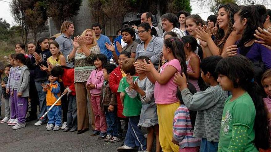 Vecinos de O Portiño aplauden a los miembros de Desescribir que trabajaron en el barrio. / fran martínez