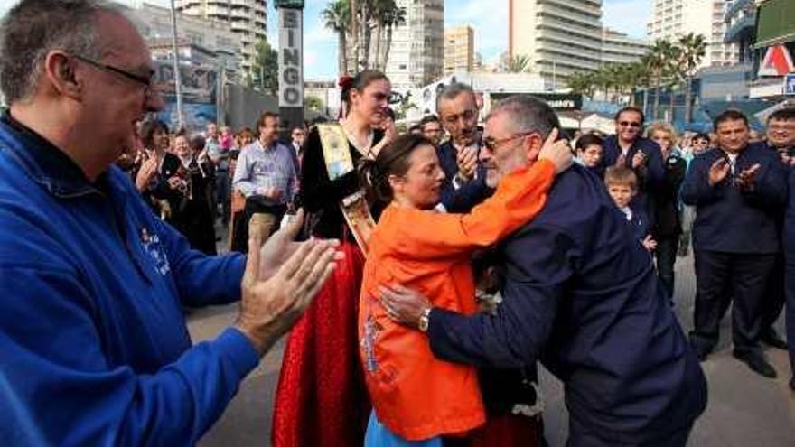 La edil de Fiestas, emocionada, saluda al pirotécnico tras la mascletà.