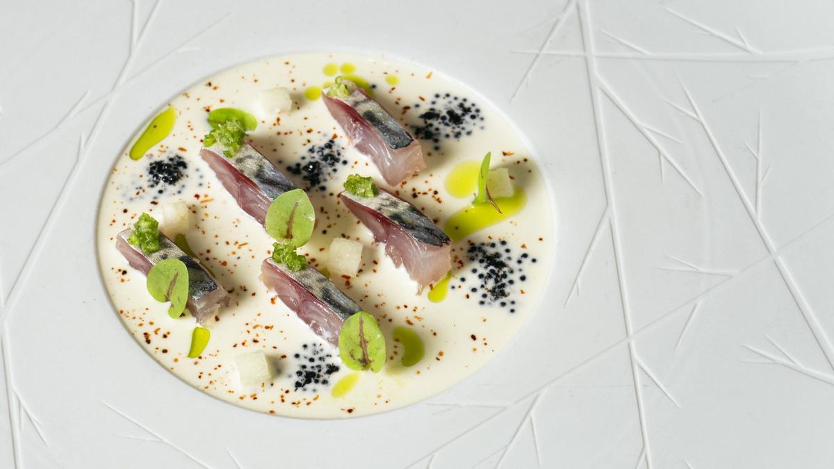 Uno de los platos del menú de Xerta: caballa encurtida, leche de almendra y coliflor con huevas de pescado, manzana y velo de clementina.