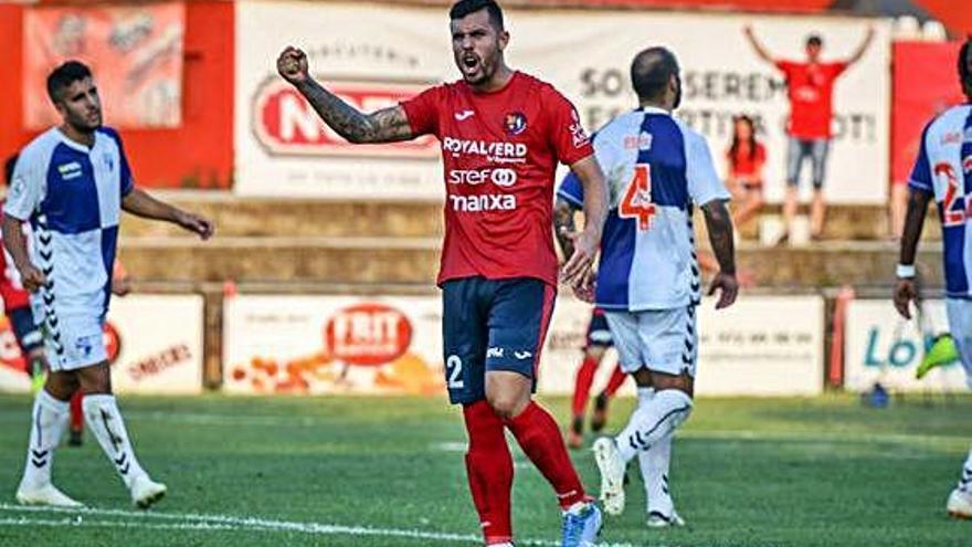 Kilian Grant celebra un gol a l&#039;Ebre en el partit de la primera volta al Municipal.