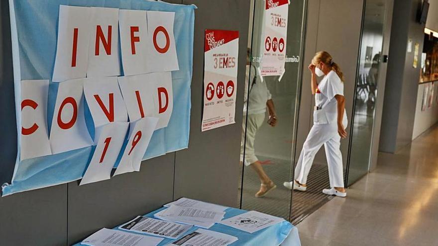 Mesa con información sobre el coronavirus en el centro de salud de Vila.