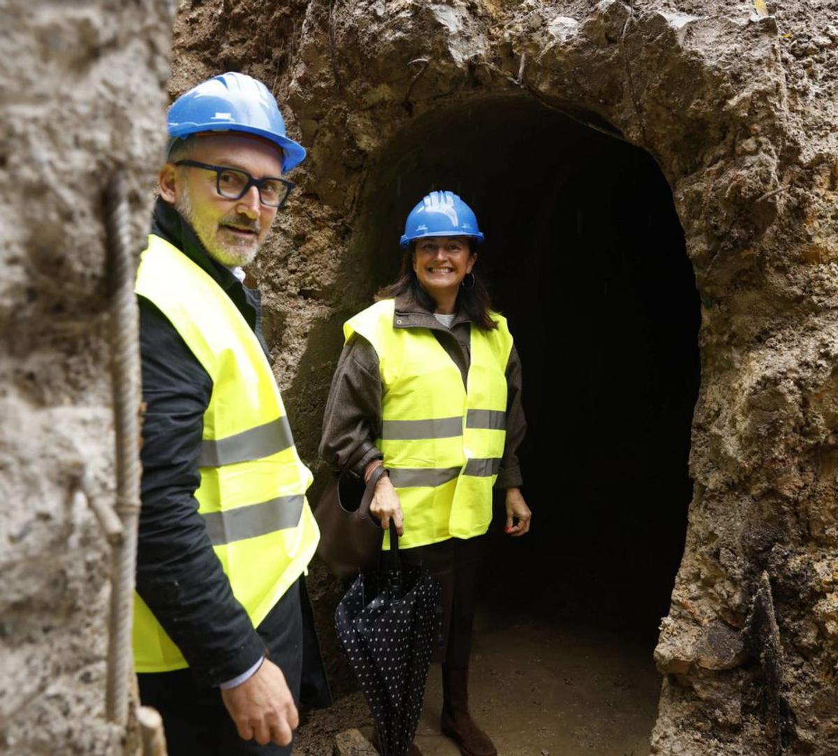A la izquierda, estado actual del refugio en su trazado conocido, con un azulejo en primer término, datado de 1948, que atestigua el uso del complejo tras la guerra. A la derecha, el curioso robot que está ayudando a las labores de picado de piedra en la galería, muy estrecha.  | ÁNGEL GONZÁLEZ