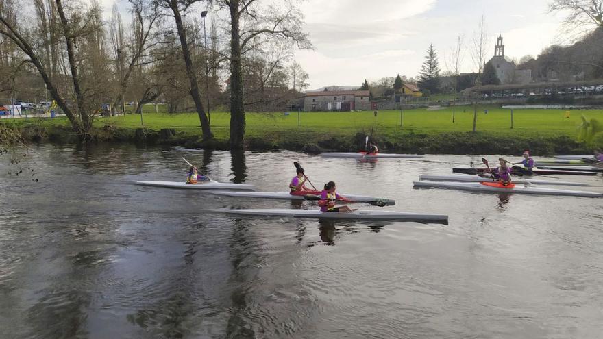 Parte de los participantes de la última regata de piragüismo del 2022 atravesando el río Arnoia. |  // FDV