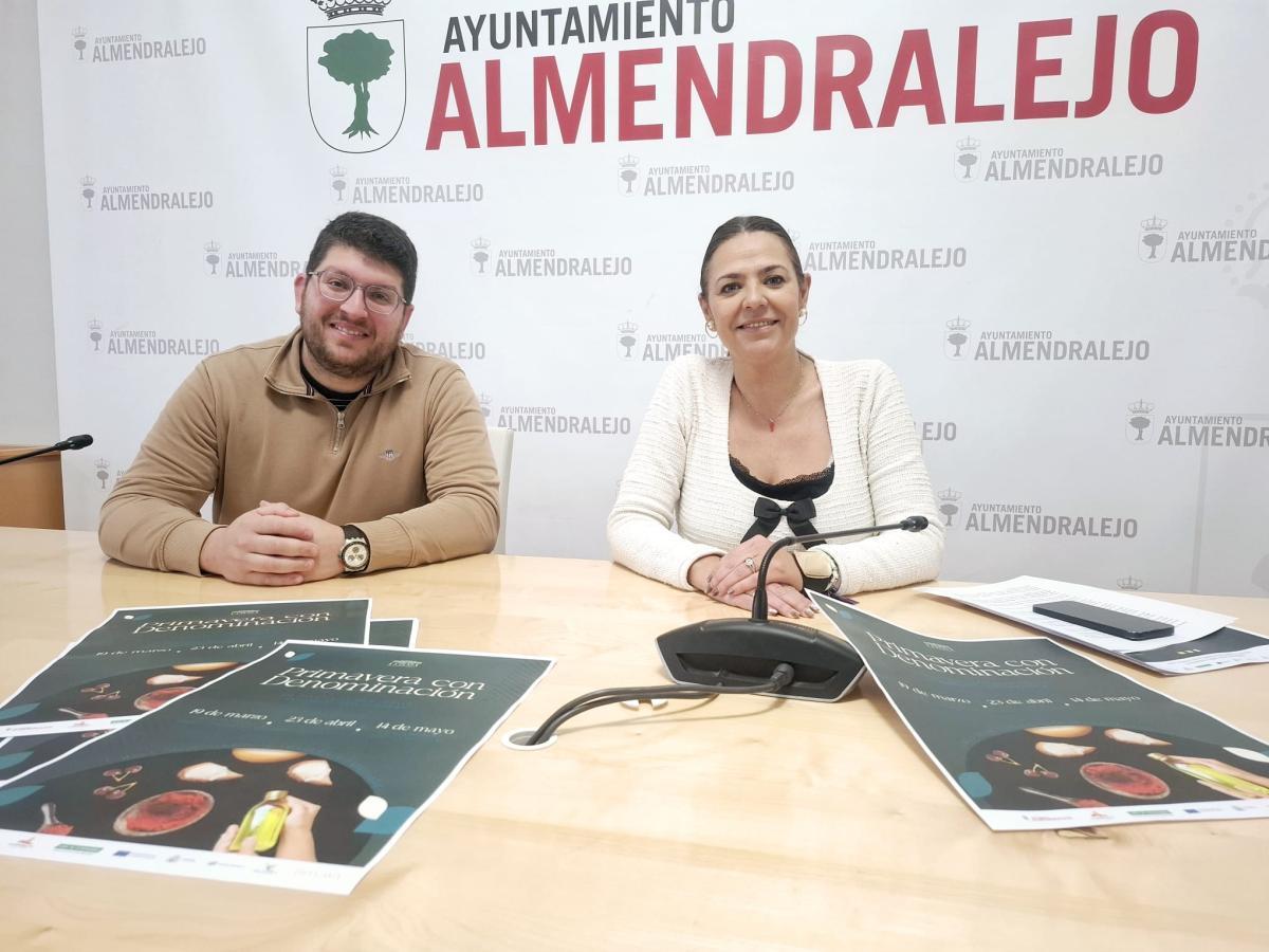 El chef Pedro Collado y la concejala Josefina Barragán presentaron las actividades en el Mercado.