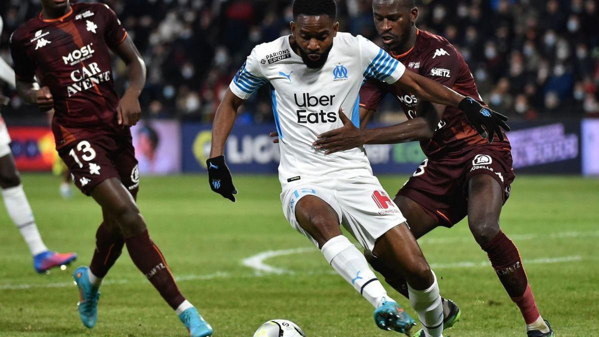 Bakambú, durante un partido con el Olympique de Marsella