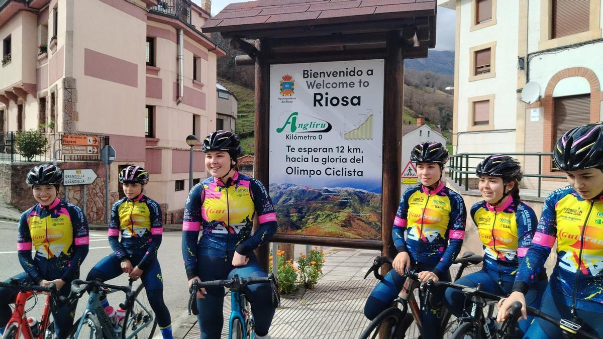 El Angliru se escribe en femenino: las promesas asturianas celebran que la vuelta ciclista femenina se decida en el mítico puerto asturiano